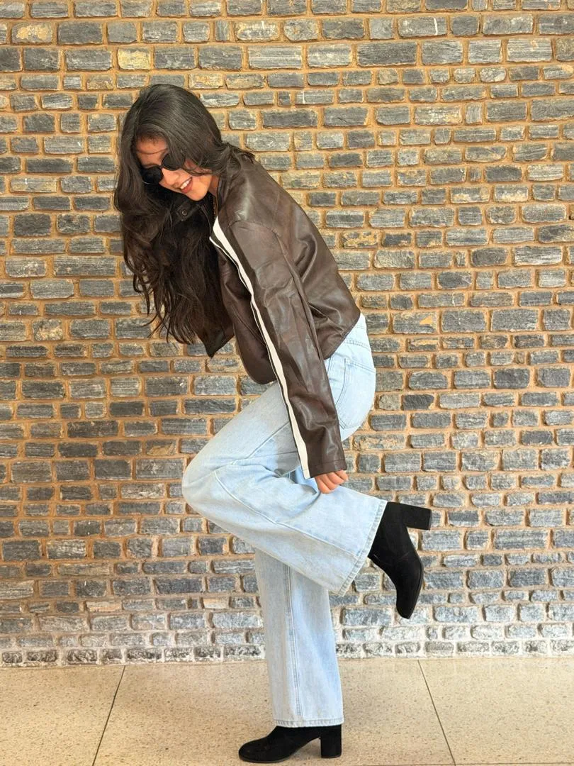 Modelo GAD probando el calce del bomber de cuero