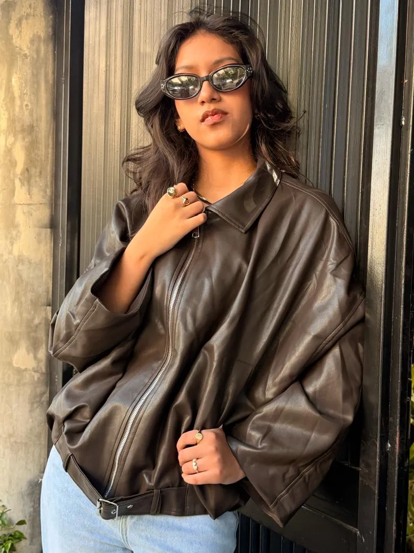 Modelo GAD con bomber de cuero